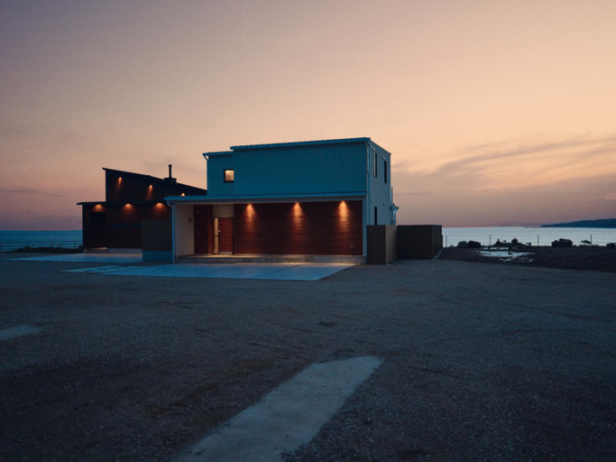 Exterior & Views