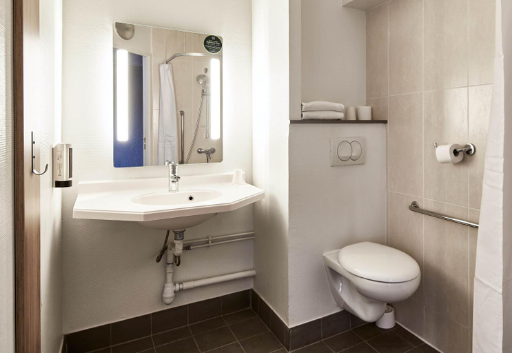 Bathroom 4, B&B Hotel Paris Saint-Denis Pleyel, Seine-Saint-Denis