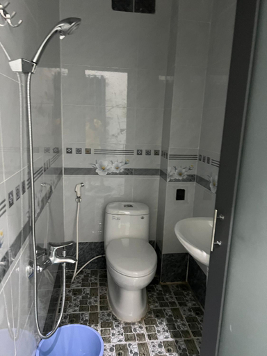 Bathroom 3, Nha nghi Sunmi, Cờ Đỏ