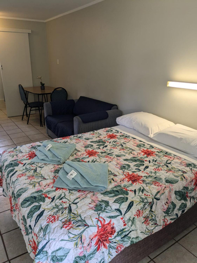 Bedroom 4, Blackall Caravan Park, Blackall
