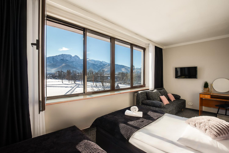 Bedroom 3, Hotel Helios nowy BASEN ! Zakopane, centrum - tylko 300m od Krupowek !, Tatra