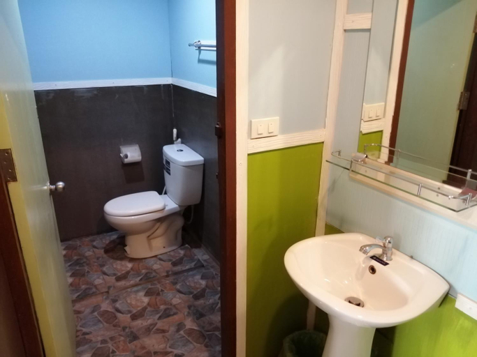Bathroom 5, Nang Phraya Resort, Phayuha Khiri
