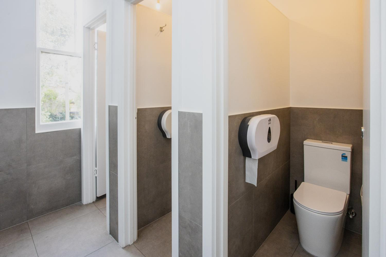 Bathroom 2, College Lawn Hotel, Melbourne