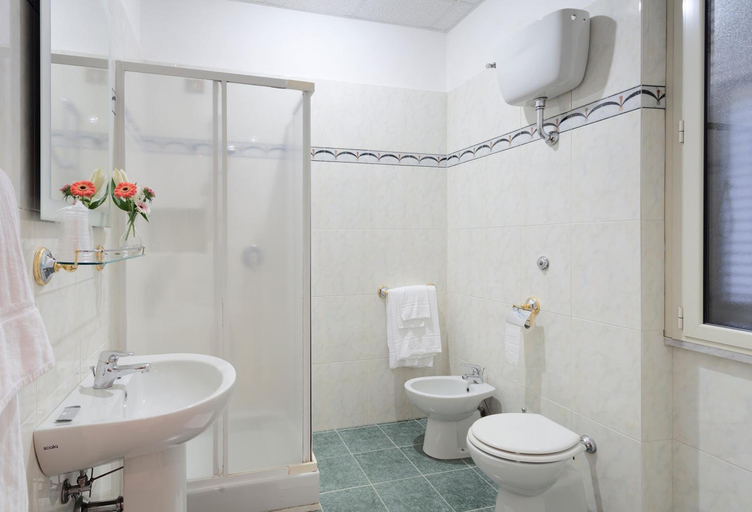 Bathroom 4, Oriente, Rome