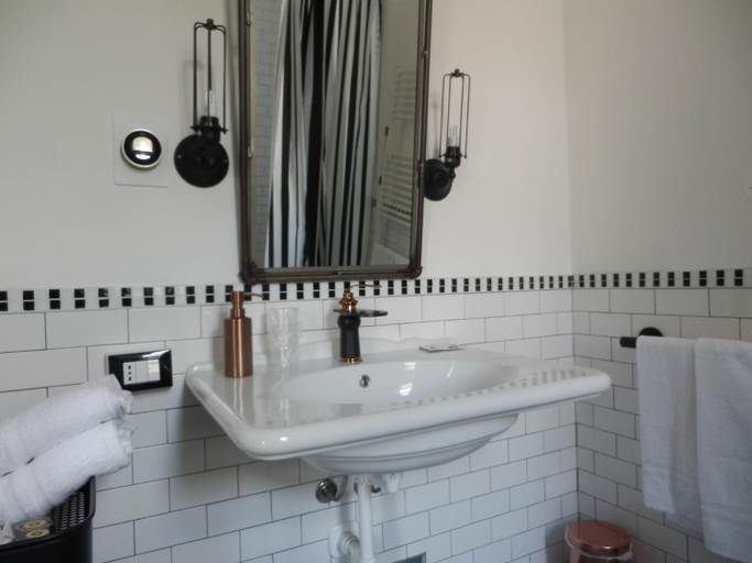 Bathroom 2, BB SharingLoft Sirmione, Brescia