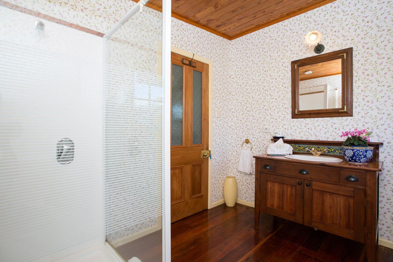 Bathroom 4, Tairoa Lodge, South Taranaki