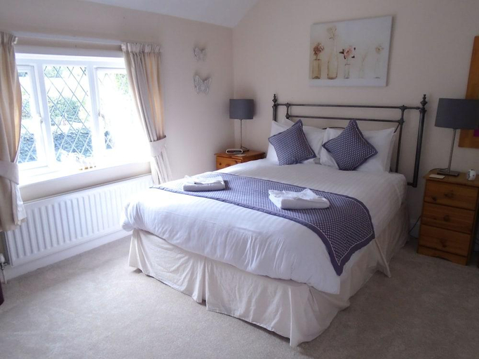 Bedroom 2, Trumbles Gatwick B&B, Peaceful Stay with Parking & Easy Airport Access, Surrey