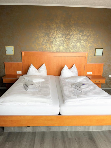 Bedroom 4, Hotel Passat, Leer
