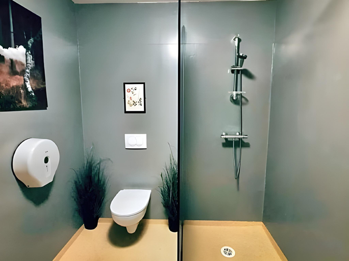 Bathroom 5, Bus Hostel Reykjavik, Reykjavík