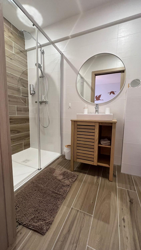 Bathroom 5, Le patio d'Oscar, Moselle
