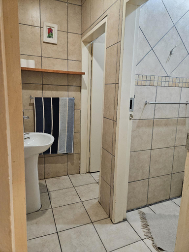 Bathroom, Birchway's Backpackers, City of Tshwane