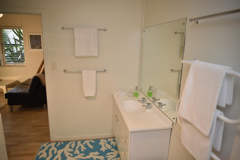Bathroom 3, Tongariro Adventures, Taupo