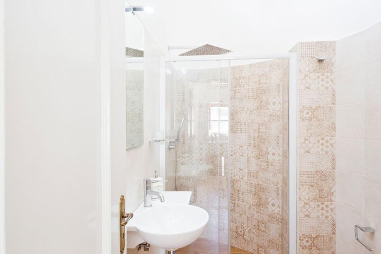 Bathroom 2, Borghetto Pedale, Bari