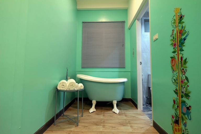 Bathroom 3, R 17 Living Hotel, Din Dang