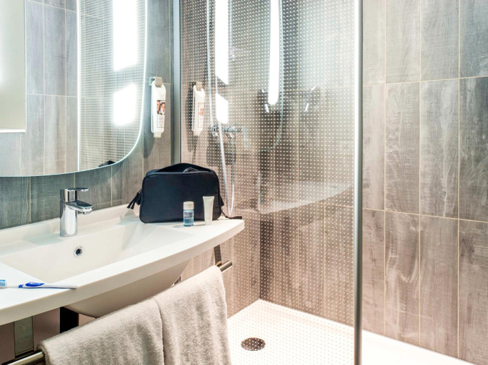 Bathroom 4, ibis Gonesse Le Bourget, Val-d'Oise