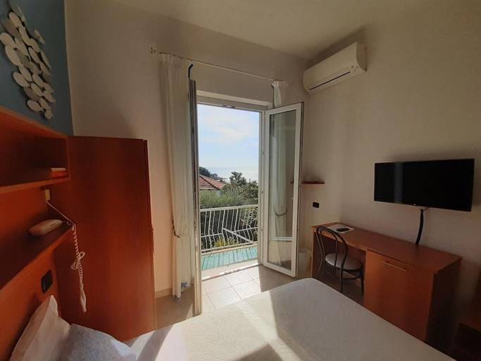 Others 3, Albergo Blueline, La Spezia