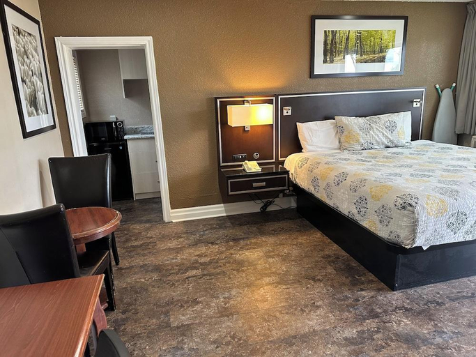 Bedroom 2, Champlain Motor Inn, Renfrew
