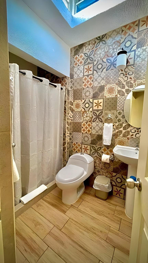 Bathroom, In and Out Hotel , ZONA 13