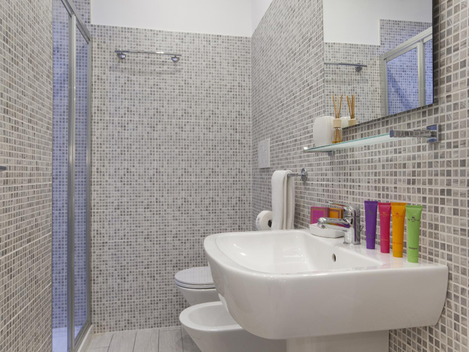 Bathroom 2, Le Quattro Piazze, Napoli