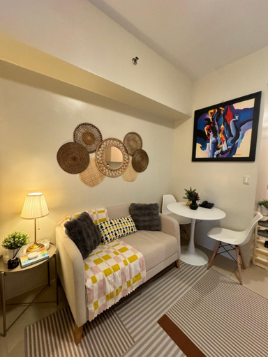 Others 5, Cozy 1BR Netflix & Alexa w Balcony Free Pool, Mandaluyong