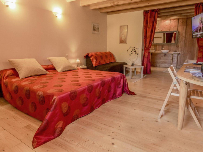 Bedroom 2, Chambre Rubis: Elegance et Confort en Pleine Nature, Vosges