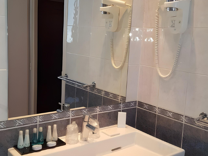 Bathroom 4, Saint Cyr Etoile Hotel, Paris