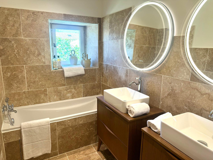 Bathroom 5, Mas Notre Dame, Bouches-du-Rhône