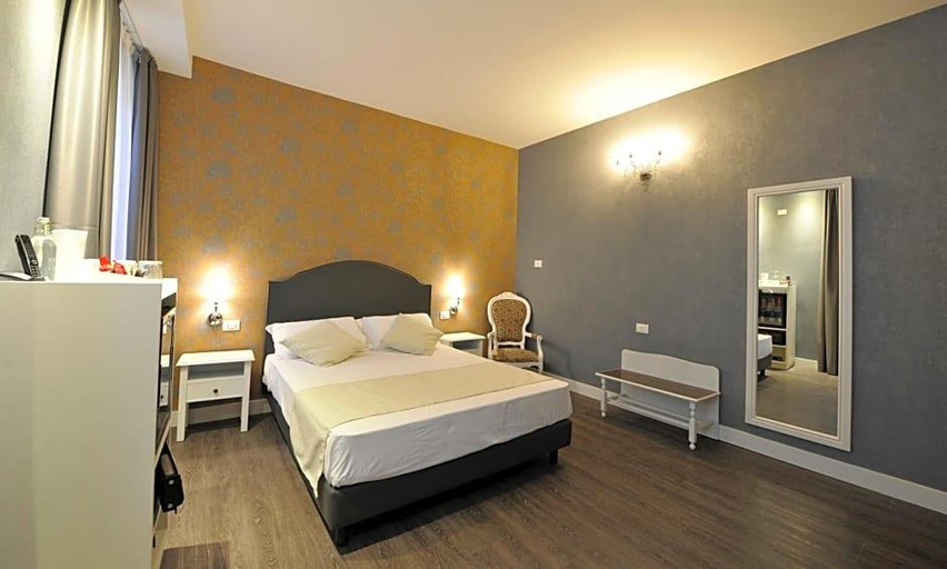 Others 5, Maxxim Hotel, Ferrara