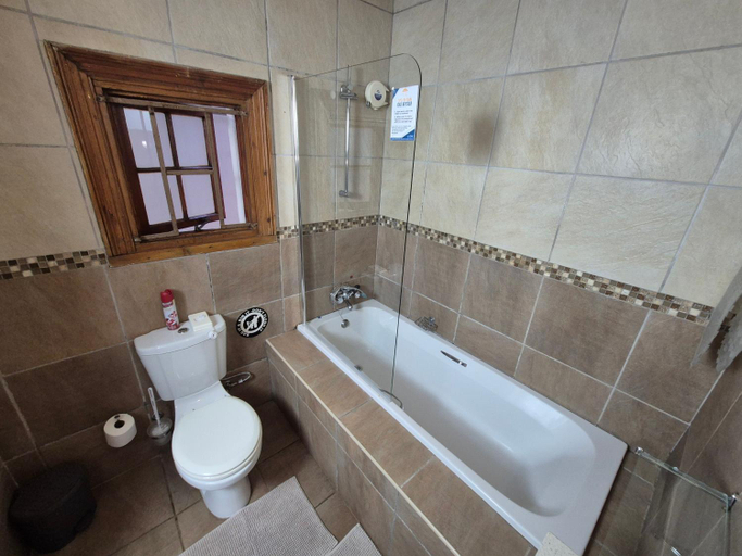 Bathroom 3, The Oak Potch Guesthouse, Dr Kenneth Kaunda