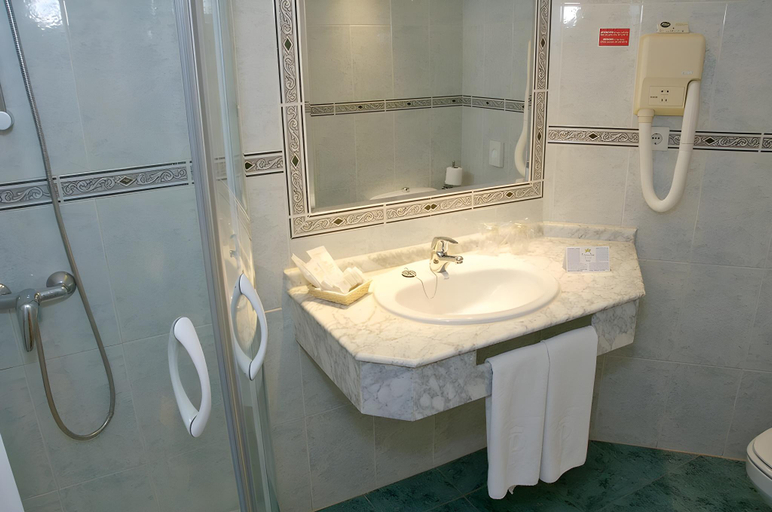 Bathroom 5, Hotel Apartamentos Princesa Playa, Málaga