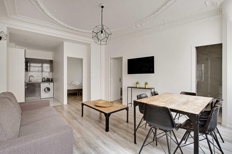 4, Magnificent apartment - 2BR 6P - Rochechouart, Paris