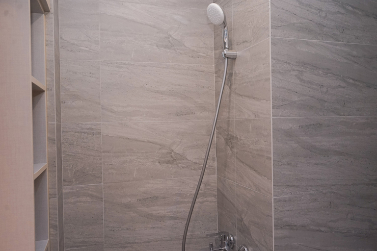 Bathroom 5, Fancy and Homey Studio Room at Collins Boulevard Apartment By Travelio, Tangerang