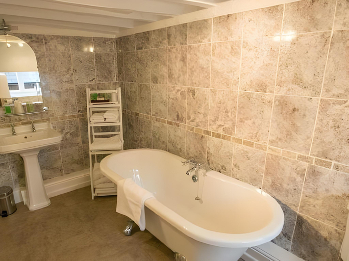 Bathroom 3, The Pied Bull Inn, Cheshire West and Chester