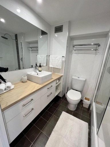 Bathroom 4, Aquarius On The Beach, North Ward-Castle Hill