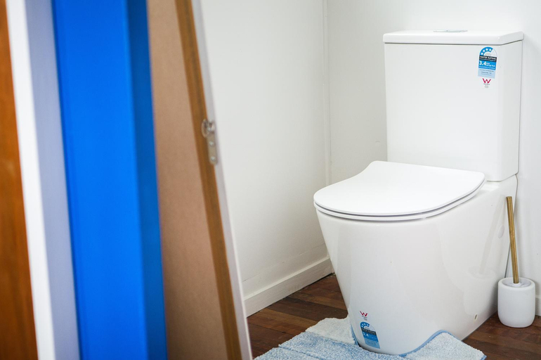 Bathroom 2, Honey Cottage in Ettrick, Central Otago