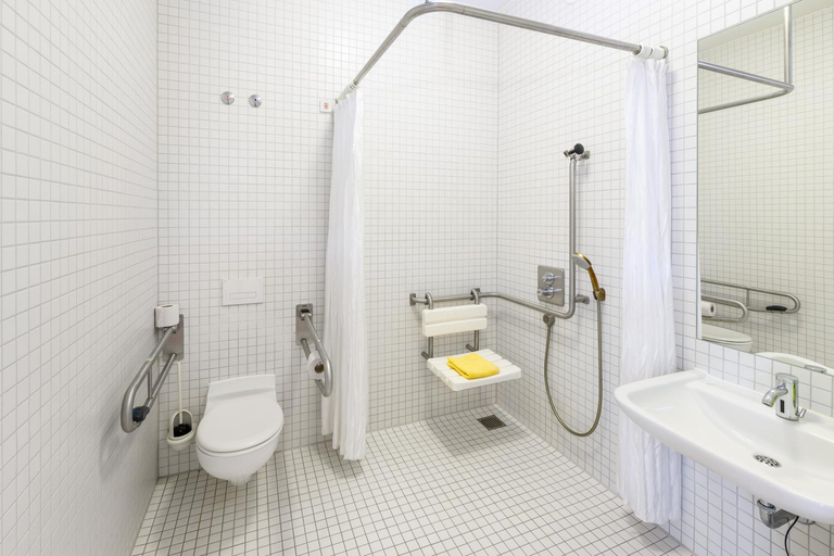 Bathroom 4, Jugendherberge Stuttgart Neckarpark, Stuttgart
