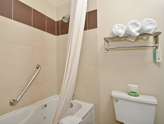 Bathroom 3, Clackamas Inn and Suites, Clackamas