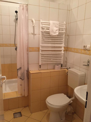 Bathroom 2, OWR Relax - Hostel polozony blisko atrakcji turystycznych, Kłodzko