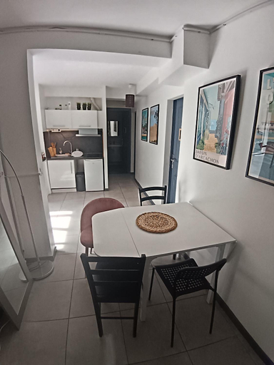 Others 4, Chambre Zen Merignac Aeroport Tram clim SDB priv, Gironde