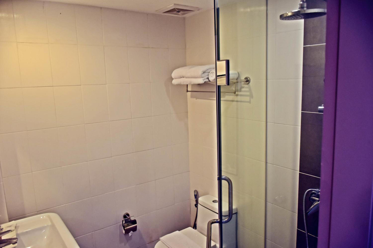 Bathroom 3, Ocean and Ole Patong Hotel, Phuket Island