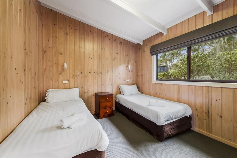 Bedroom 3, Chris'S Beacon Point Restaurant And Villas, Colac-Otway - South