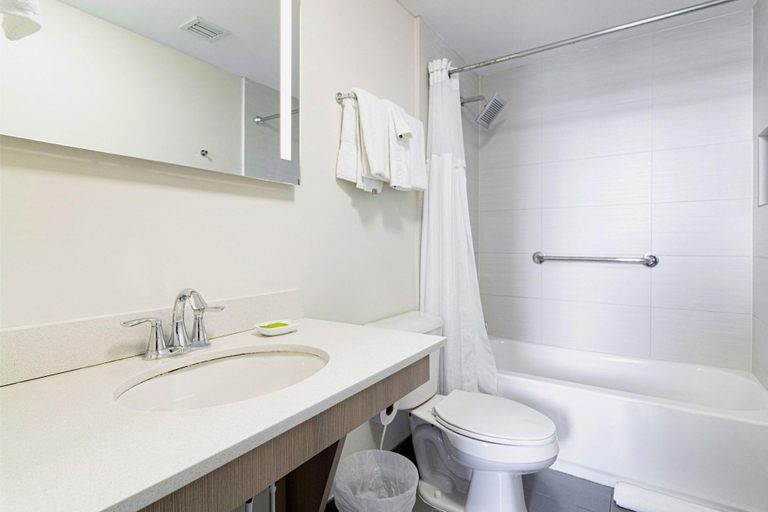 Bathroom, Roami at Habitat Brickell, Miami-Dade
