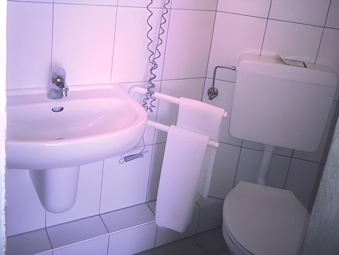 Bathroom, Gastehaus an der Peitnach-Hotel Zum Dragoner, Weilheim-Schongau