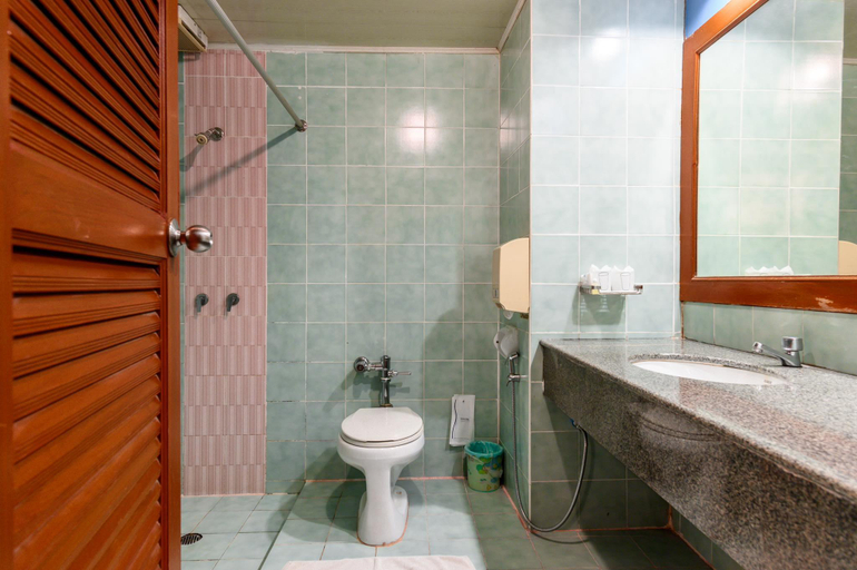 Bathroom 4, Beverly Hill Park Hotel, Muang Nakhon Sawan