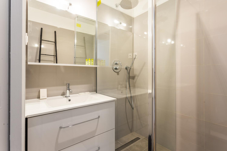 Bathroom 2, Spacious apartment - 3BR/6P - Faubourg-du-Roule, Paris