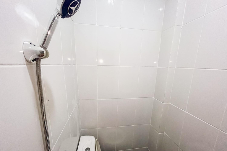 Bathroom 4, RedDoorz near Sungai Panas Batam, Batam