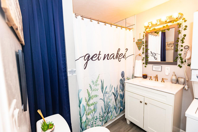 Bathroom, The Ganja Getaway, El Paso