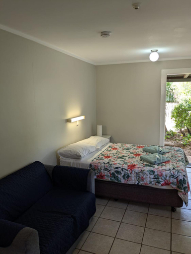 Bedroom 2, Blackall Caravan Park, Blackall