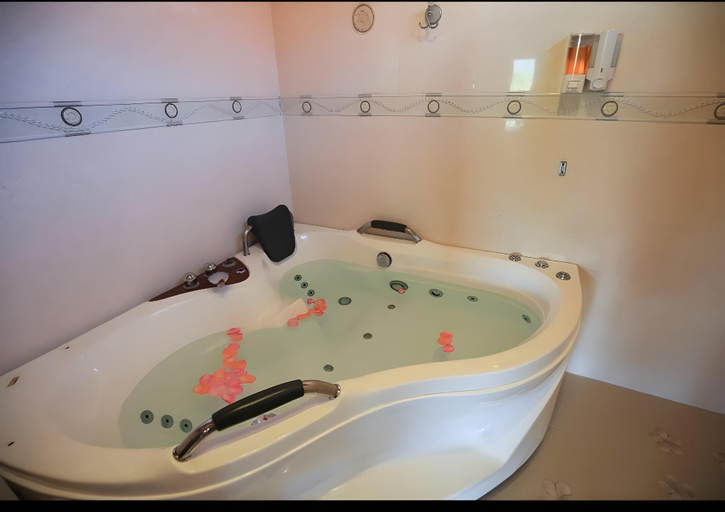 Bathroom 4, Ngamta Hotel, Muang Mae Hong Son