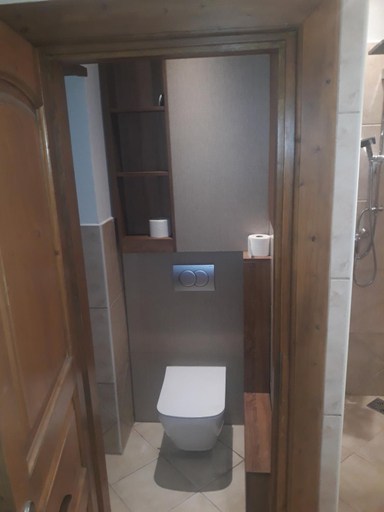 Bathroom, Grande Vendeghaz, Tata
